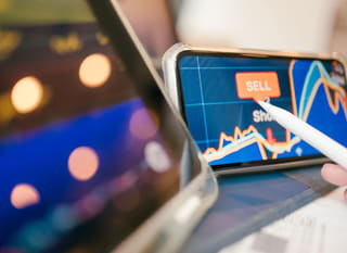 Nhà giao dịch phân tích Bitcoin, Ethereum và các quyền chọn forex trên nhiều thị trường